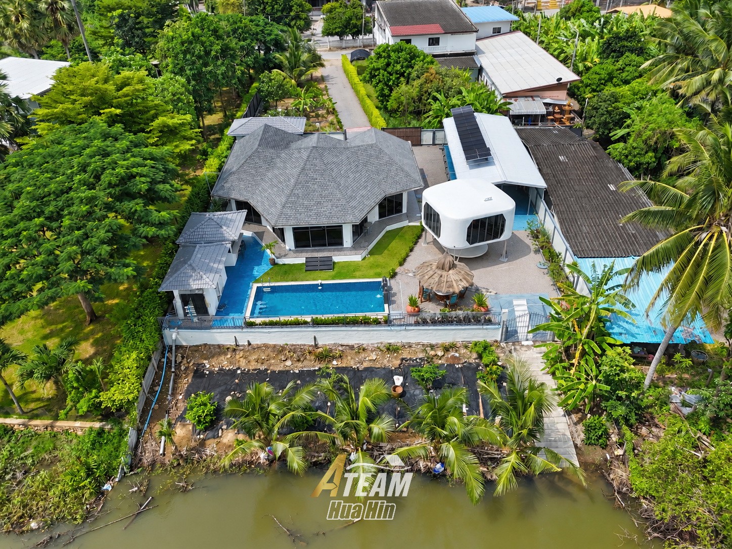 Villa privée avec piscine en bord de rivière et vaste terrain à Pranburi