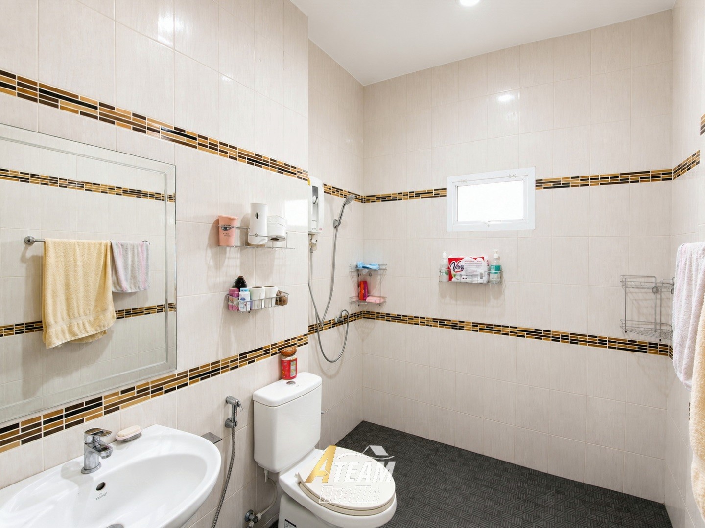Opportunité d’investissement : maison de 5 chambres près de Pak Nam Pran Beach