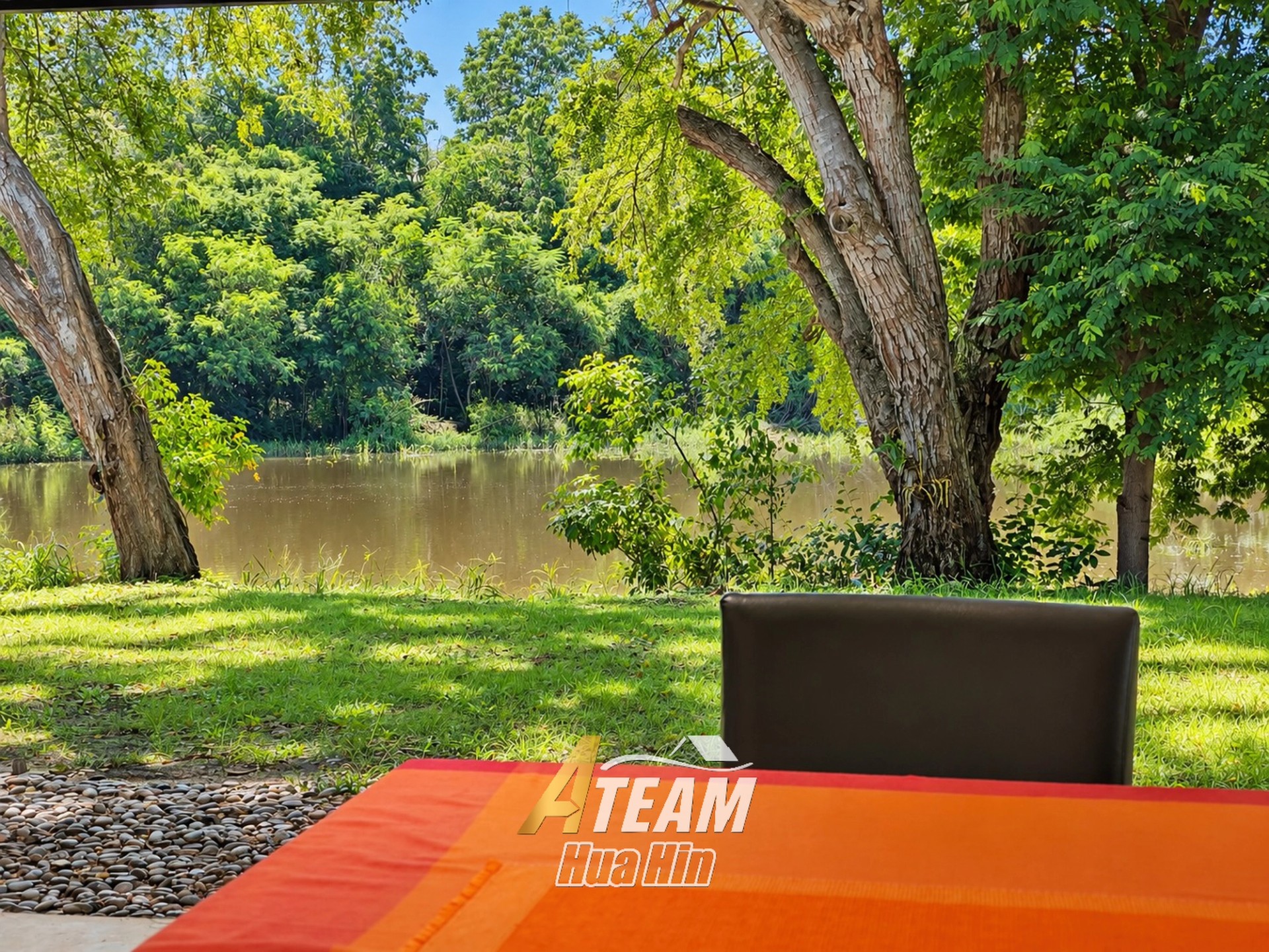 Villa exceptionnelle avec piscine au bord d'un lac, entourée par la nature