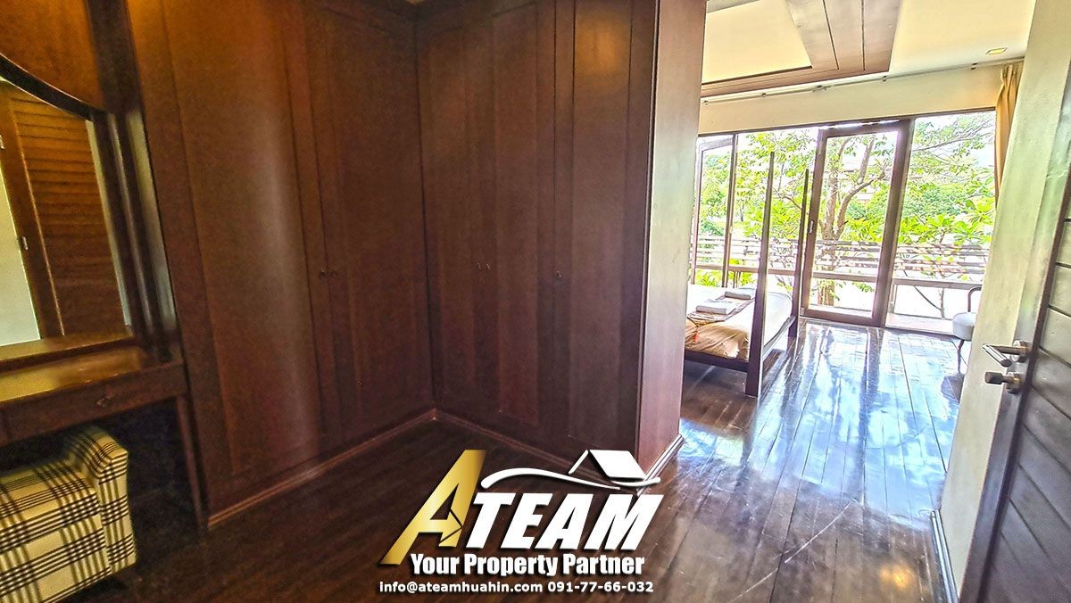 Lakeside-poolvilla-for-sale-hua-hin-Takiap-lake-walking-walking-closet2