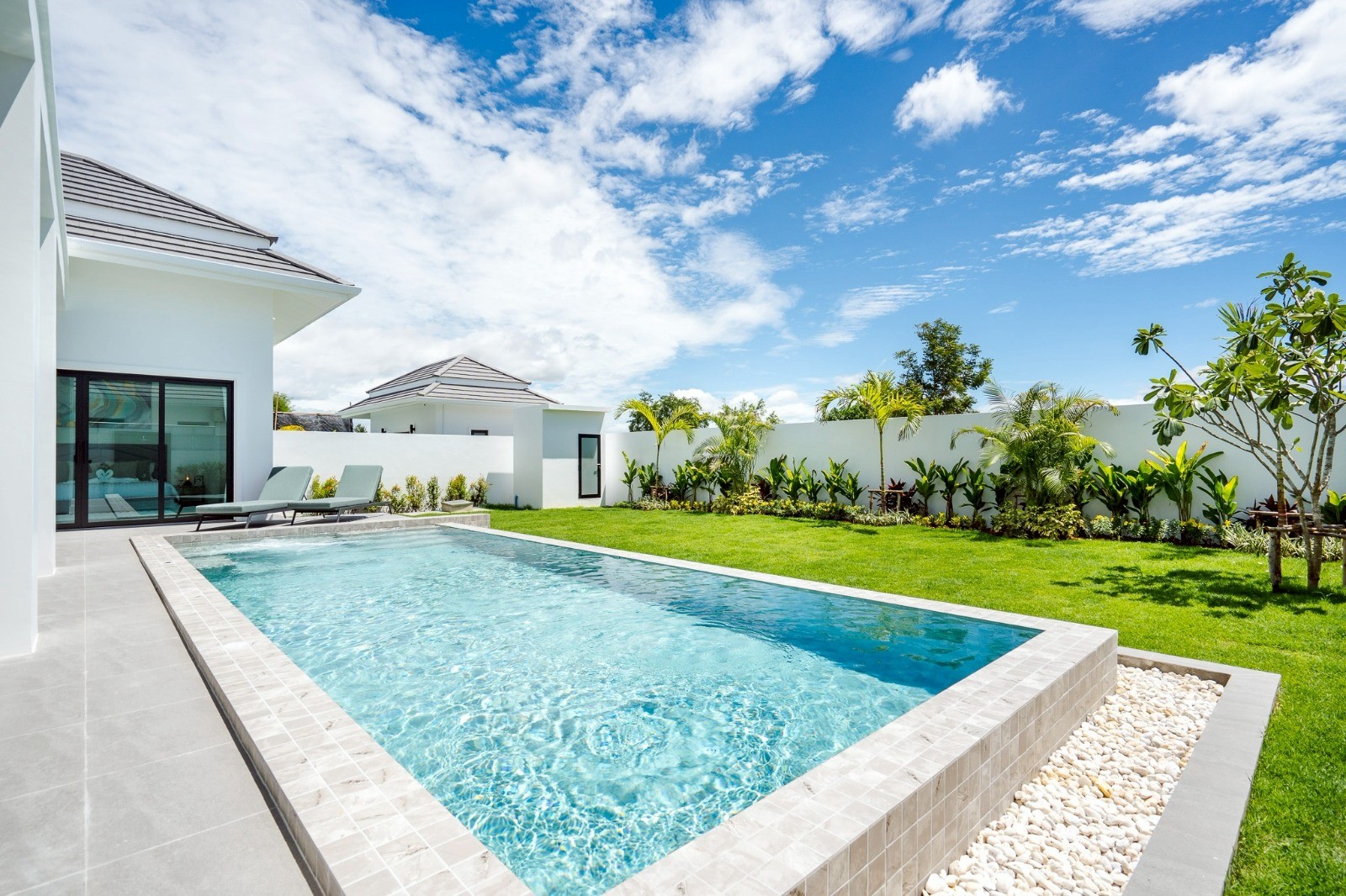 Villa de luxe avec 3 chambres, 3 salles de bains et piscine à vendre à Hua Hin Soi 112
