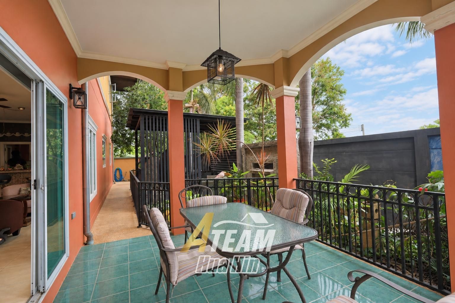 Maison spacieuse de 4 chambres avec maison d'amis et salle de sport à vendre
