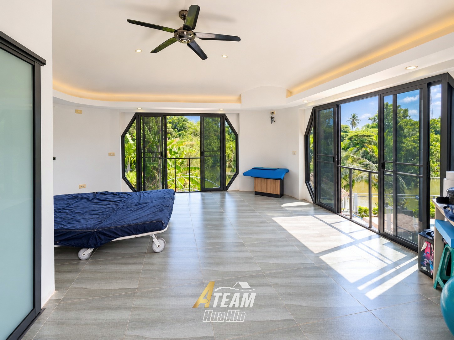 Villa privée avec piscine en bord de rivière et vaste terrain à Pranburi