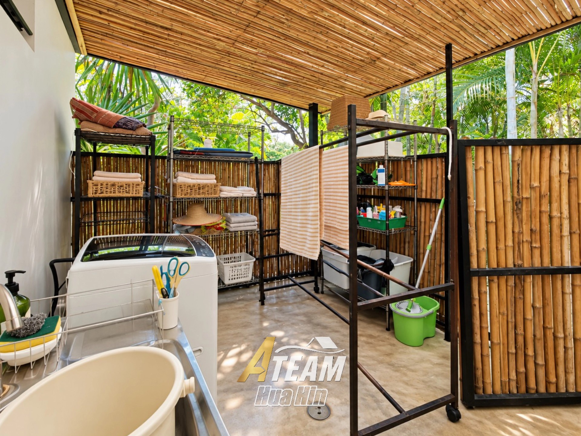 Villa exceptionnelle avec piscine au bord d'un lac, entourée par la nature