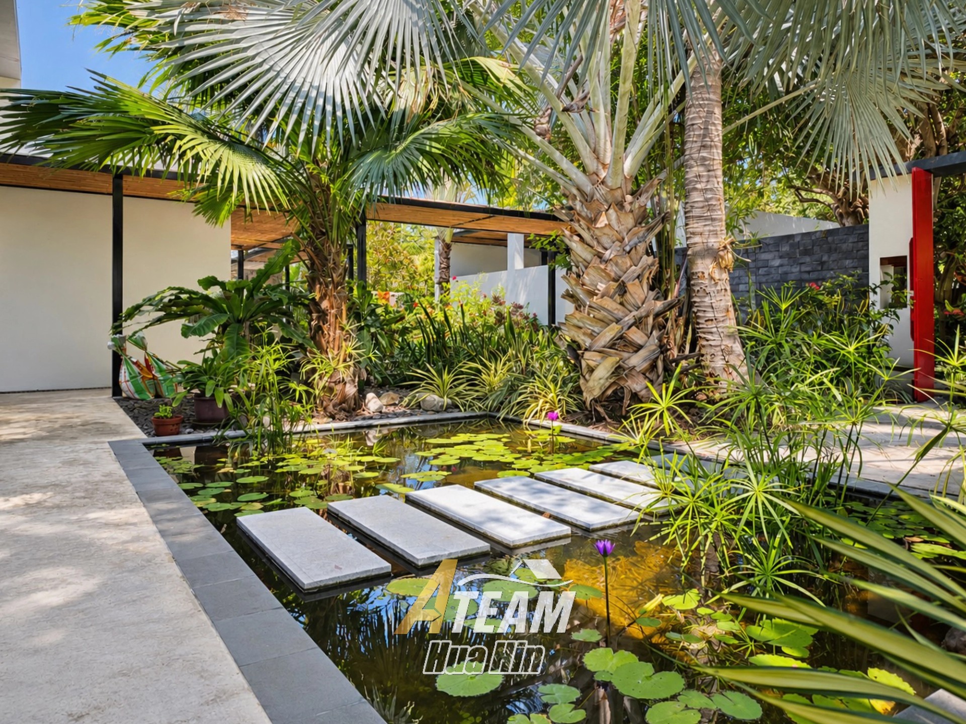 Villa exceptionnelle avec piscine au bord d'un lac, entourée par la nature