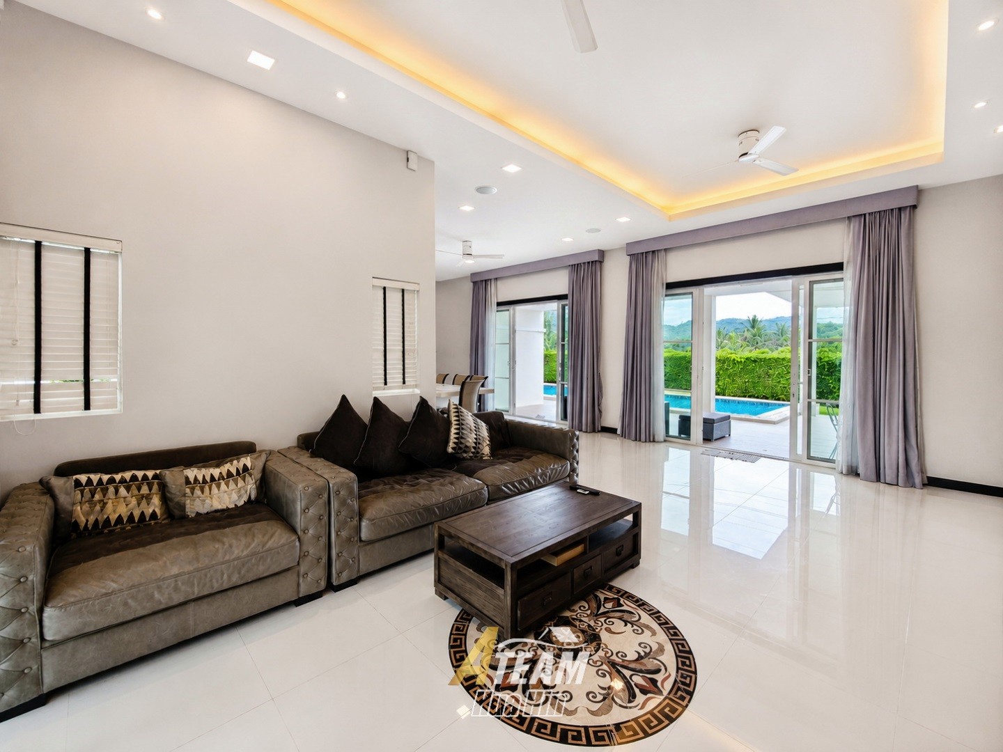 Villa avec piscine de 4 chambres et vue sur les montagnes – à vendre