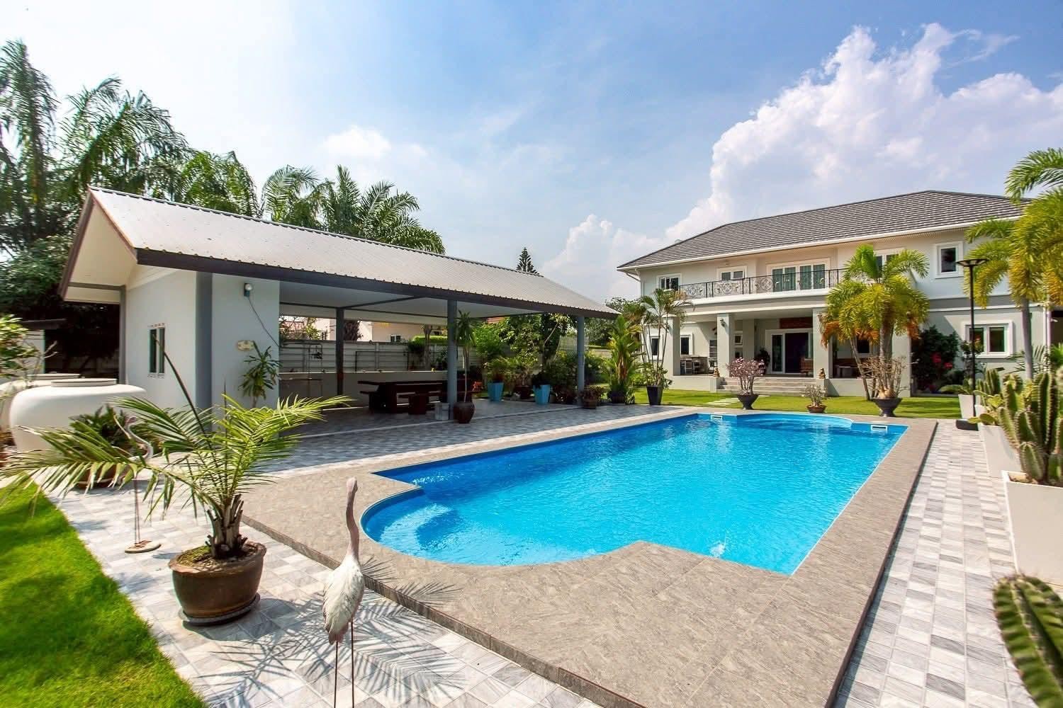 Impressionnant manoir de 7 chambres avec grande piscine d’eau salée à Cha-Am
