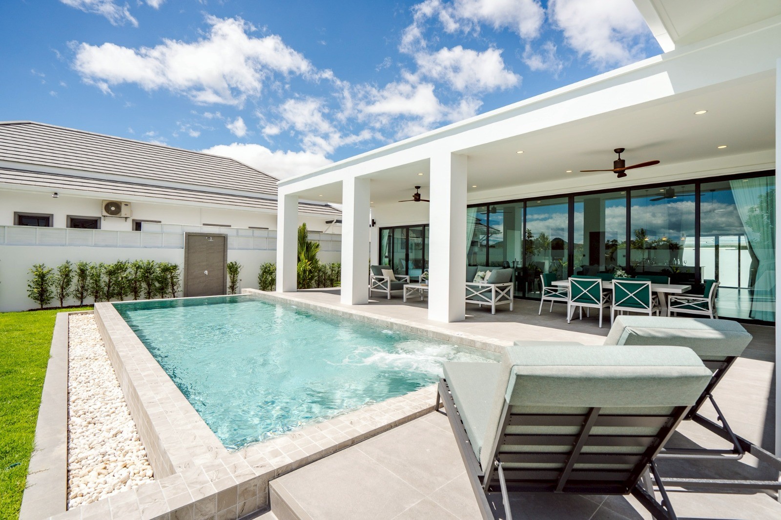 Villa de luxe avec 3 chambres, 3 salles de bains et piscine à vendre à Hua Hin Soi 112