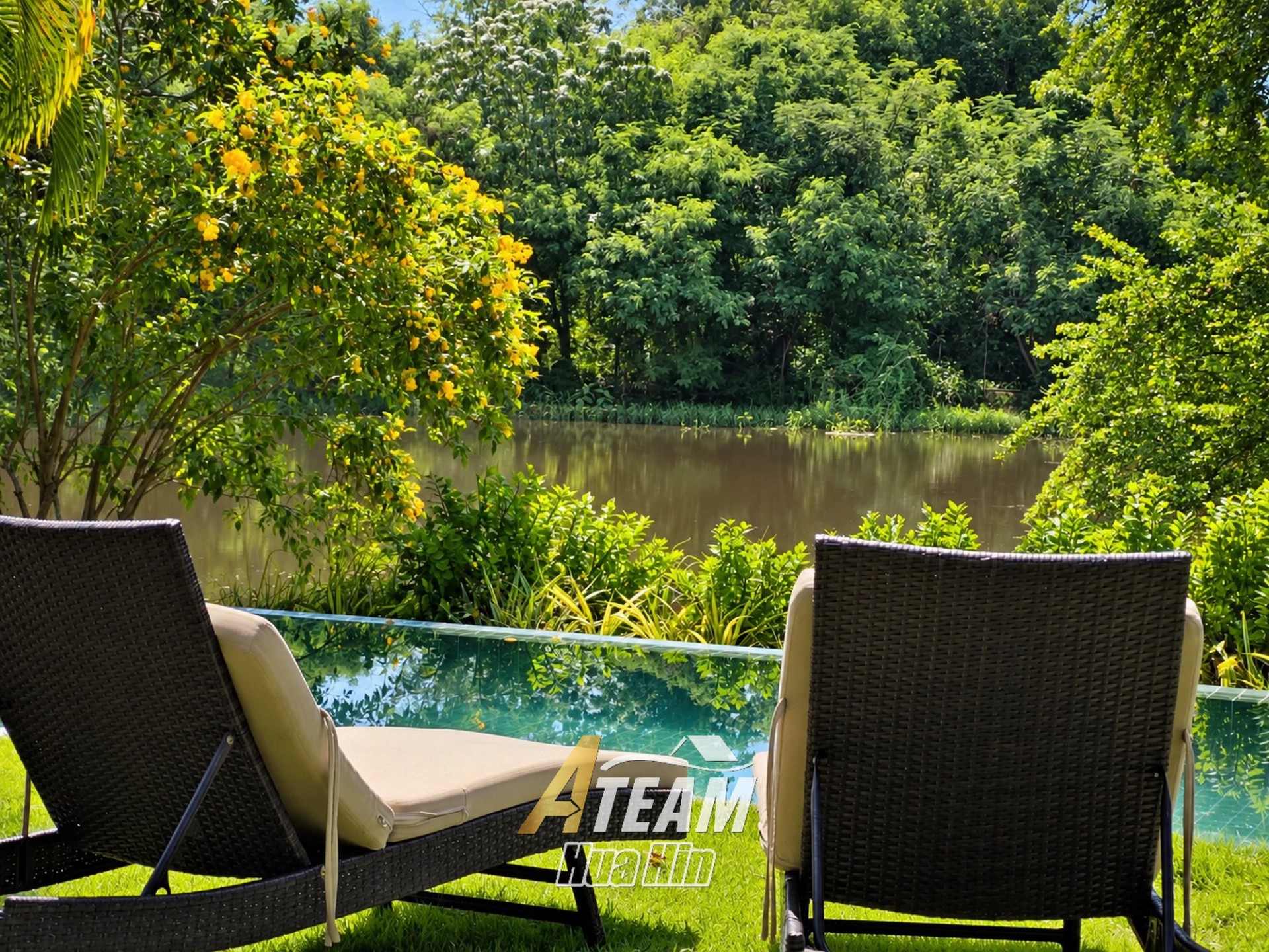 Villa exceptionnelle avec piscine au bord d'un lac, entourée par la nature