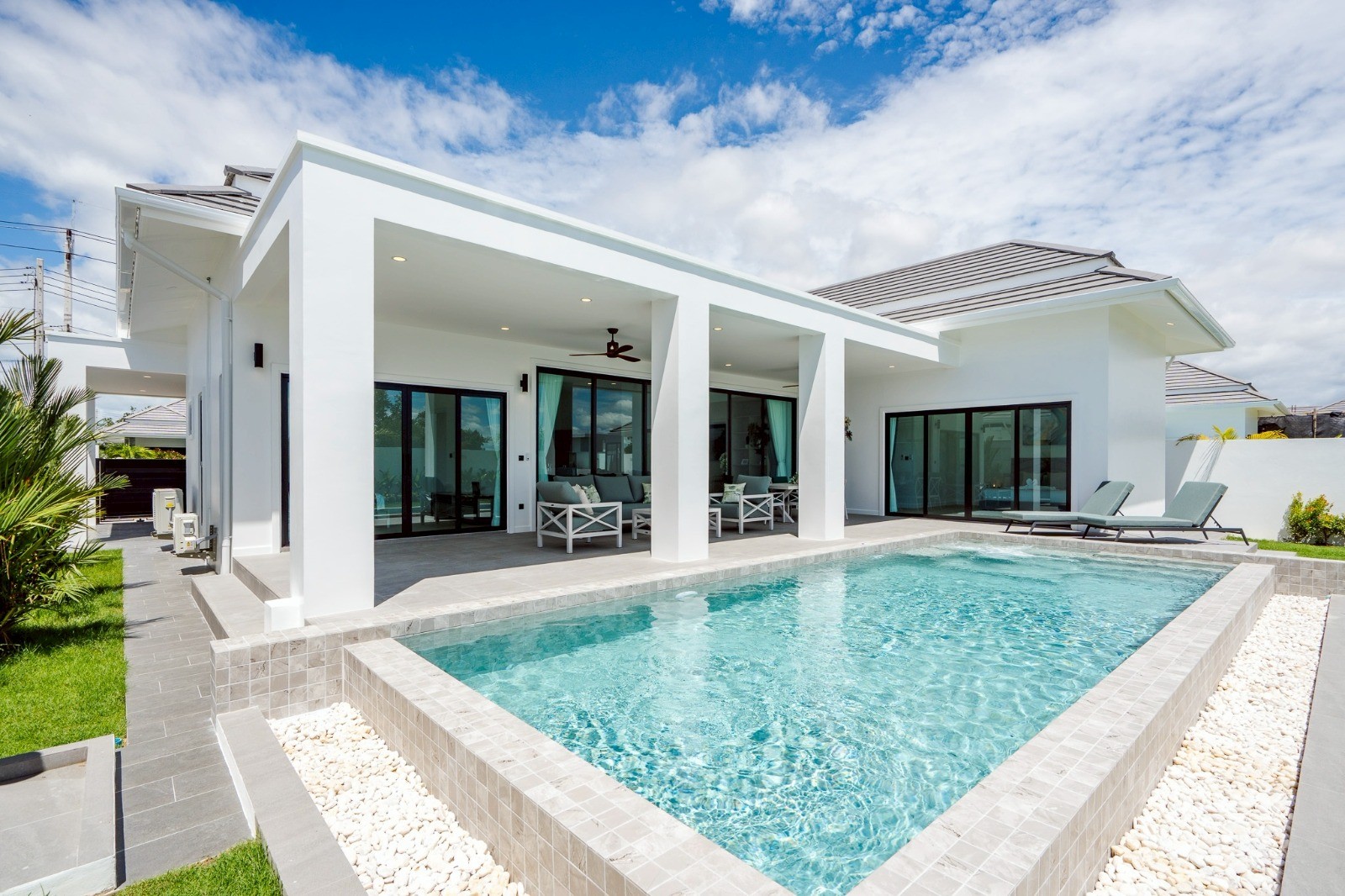 Villa de luxe avec 3 chambres, 3 salles de bains et piscine à vendre à Hua Hin Soi 112
