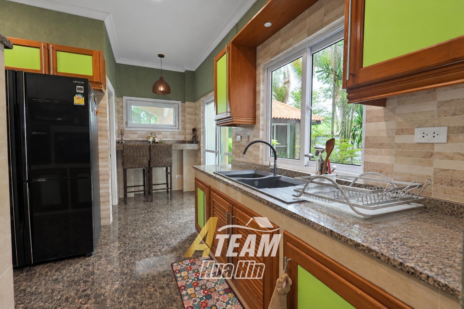 Maison spacieuse de 4 chambres avec maison d'amis et salle de sport à vendre