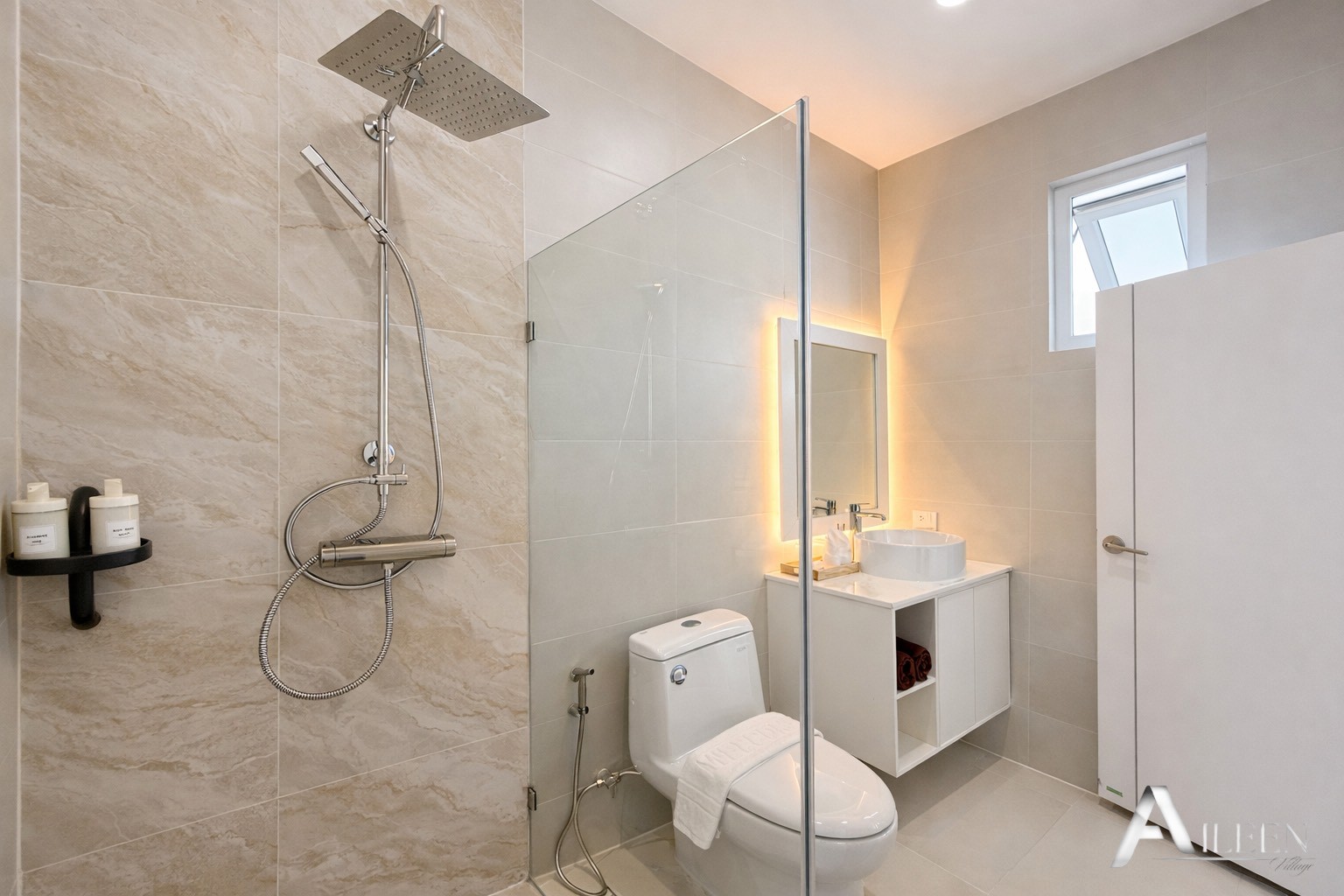 Belle villa avec 3 chambres, 3 salles de bains et piscine dans un quartier résidentiel paisible