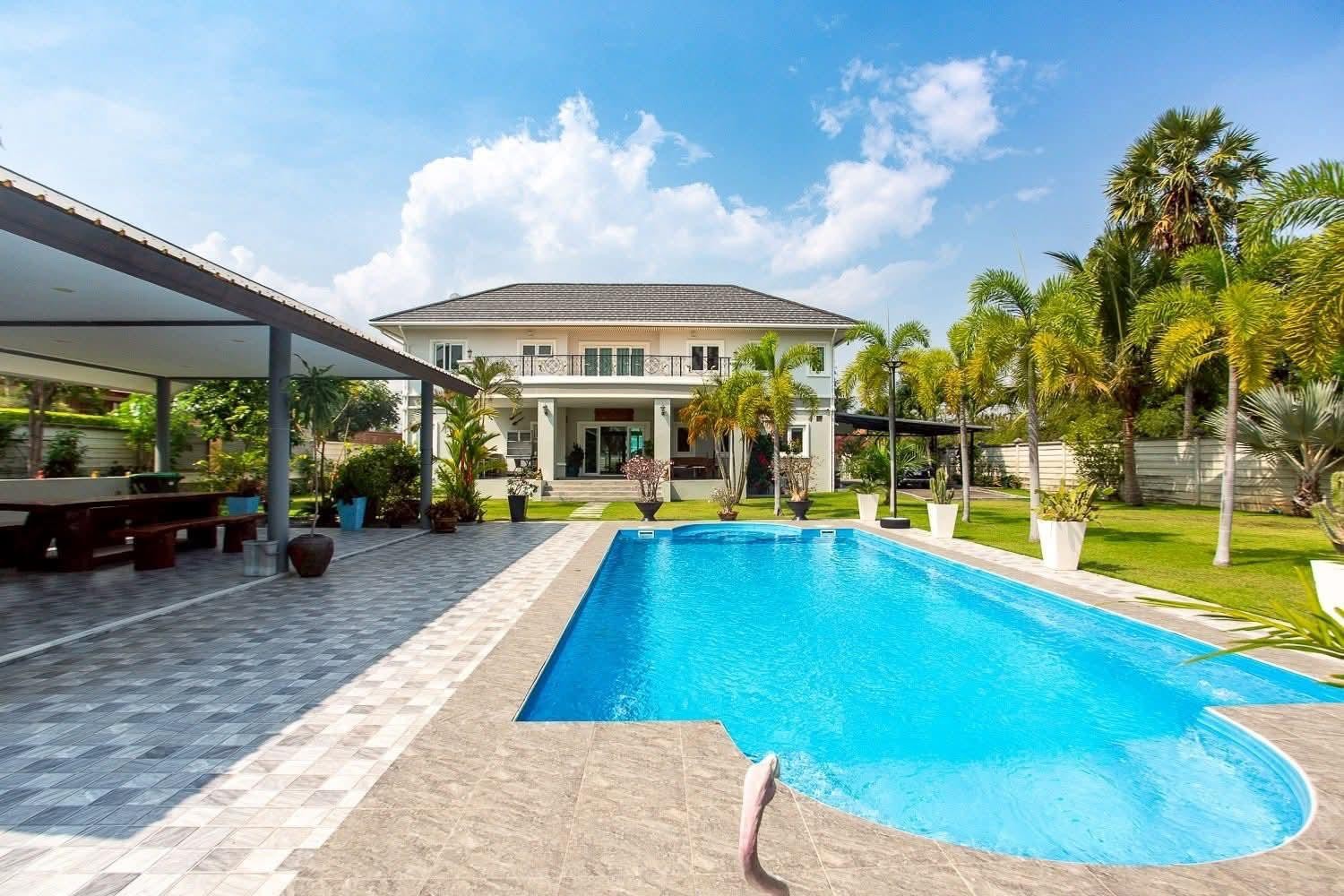 Impressionnant manoir de 7 chambres avec grande piscine d’eau salée à Cha-Am