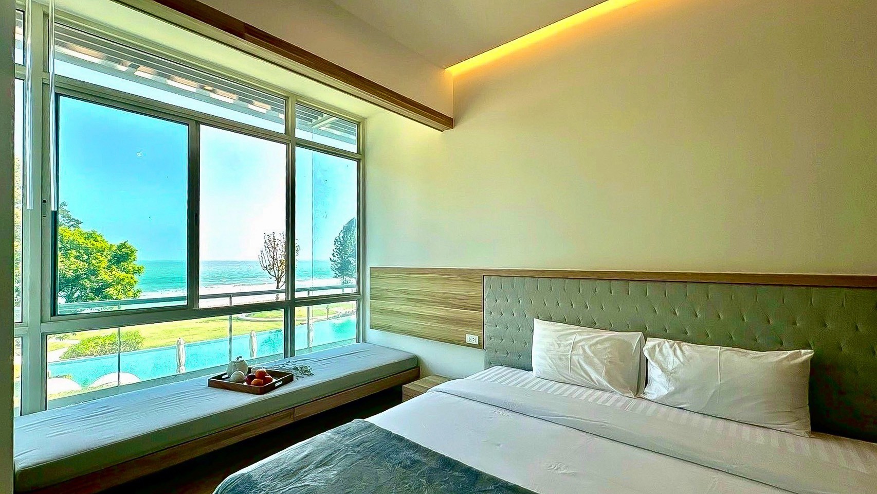 Condo de luxe de 3 chambres en bord de mer à vendre à Wan Vayla Hua Hin, Khao Tao