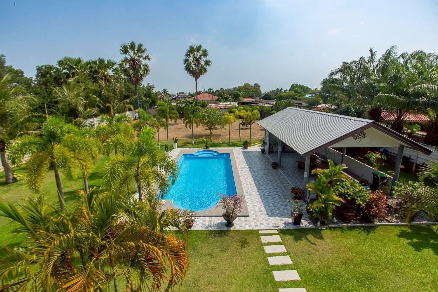 Impressionnant manoir de 7 chambres avec grande piscine d’eau salée à Cha-Am
