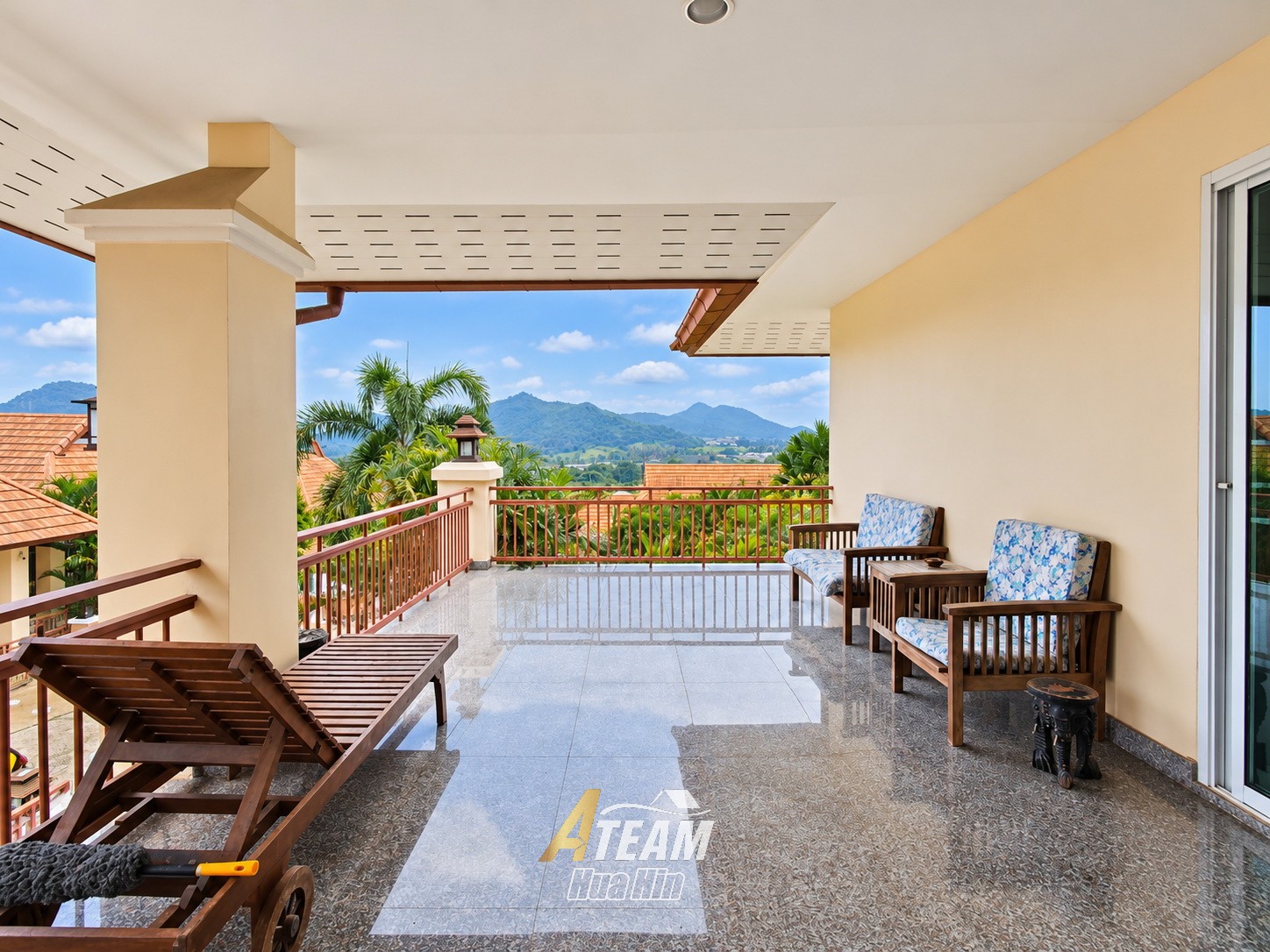 Villa spacieuse avec piscine et vue sur la montagne