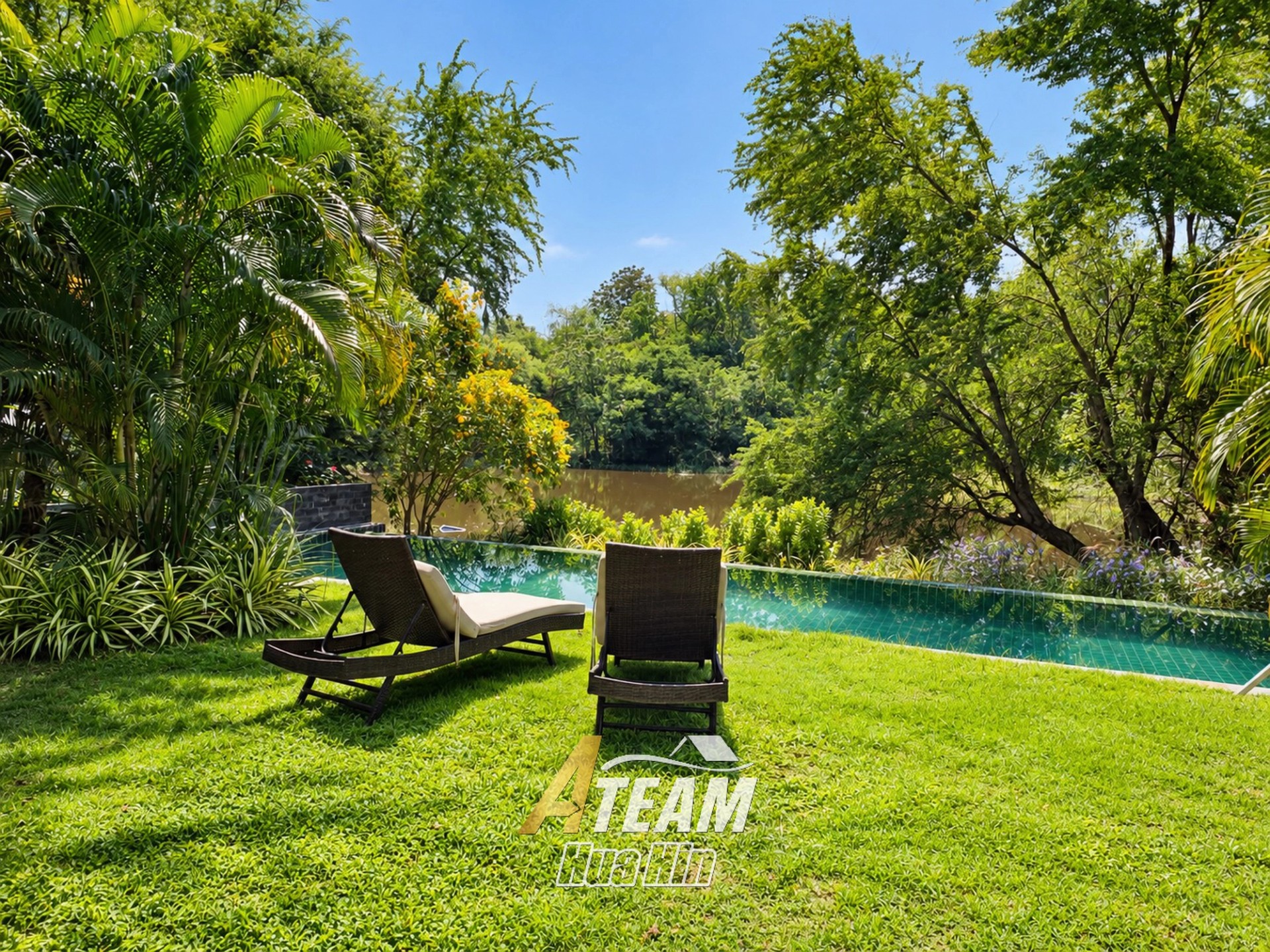 Villa exceptionnelle avec piscine au bord d'un lac, entourée par la nature