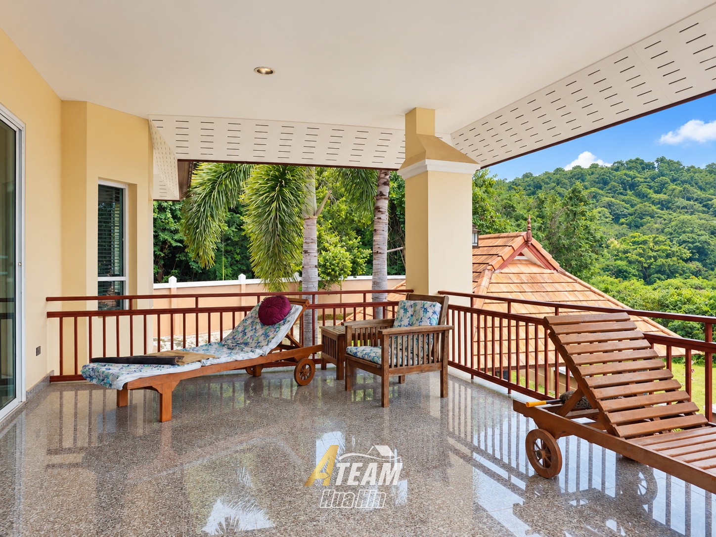 Villa spacieuse avec piscine et vue sur la montagne