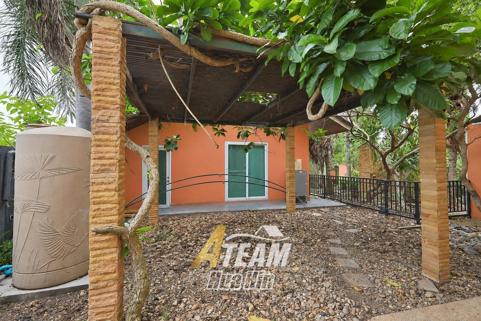 Maison spacieuse de 4 chambres avec maison d'amis et salle de sport à vendre