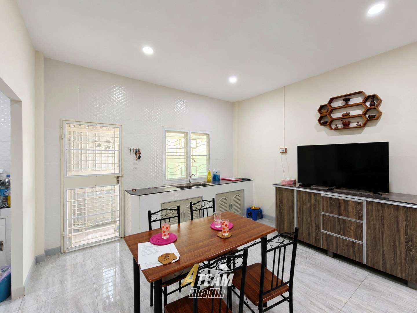 Opportunité d’investissement : maison de 5 chambres près de Pak Nam Pran Beach