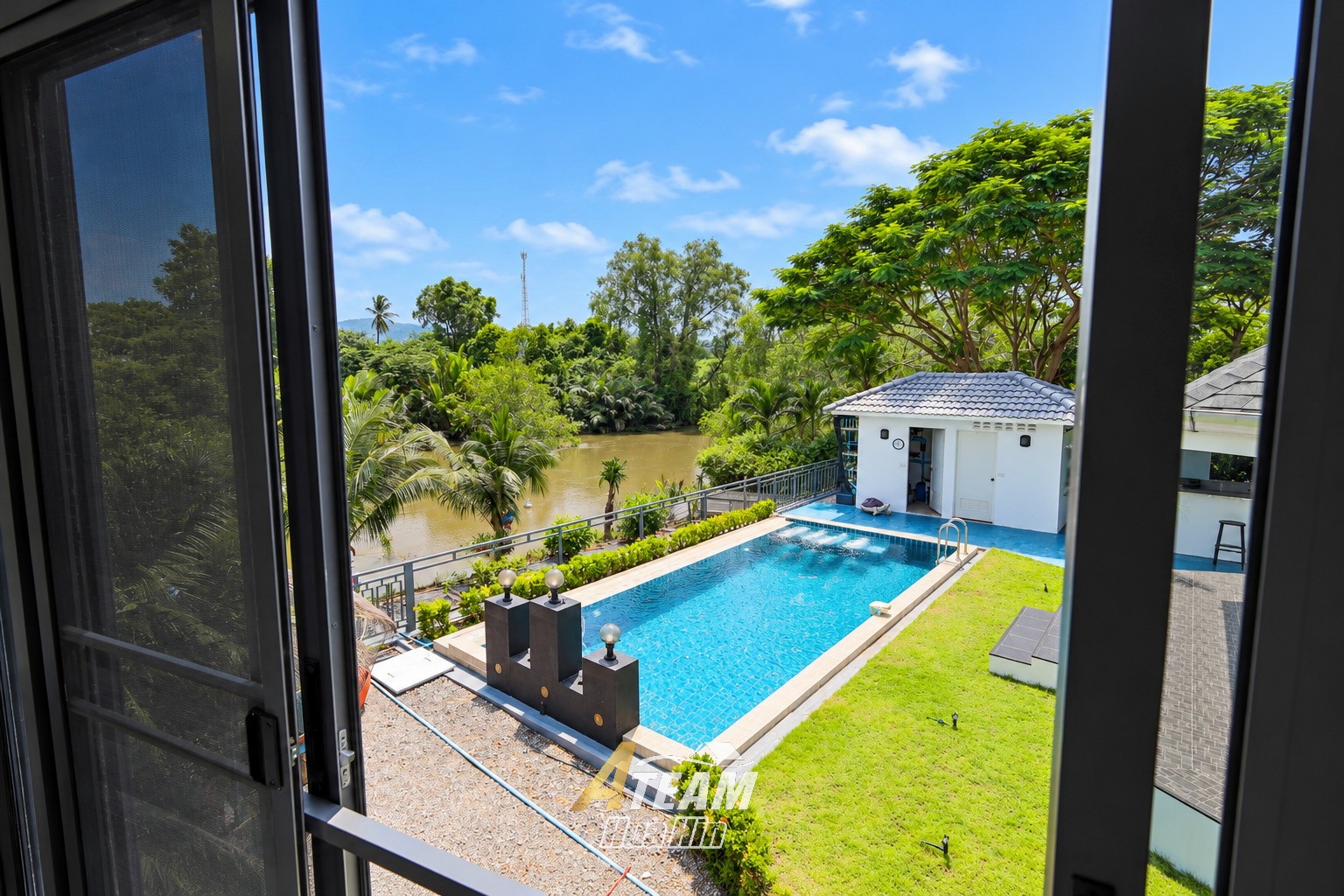 Villa privée avec piscine en bord de rivière et vaste terrain à Pranburi