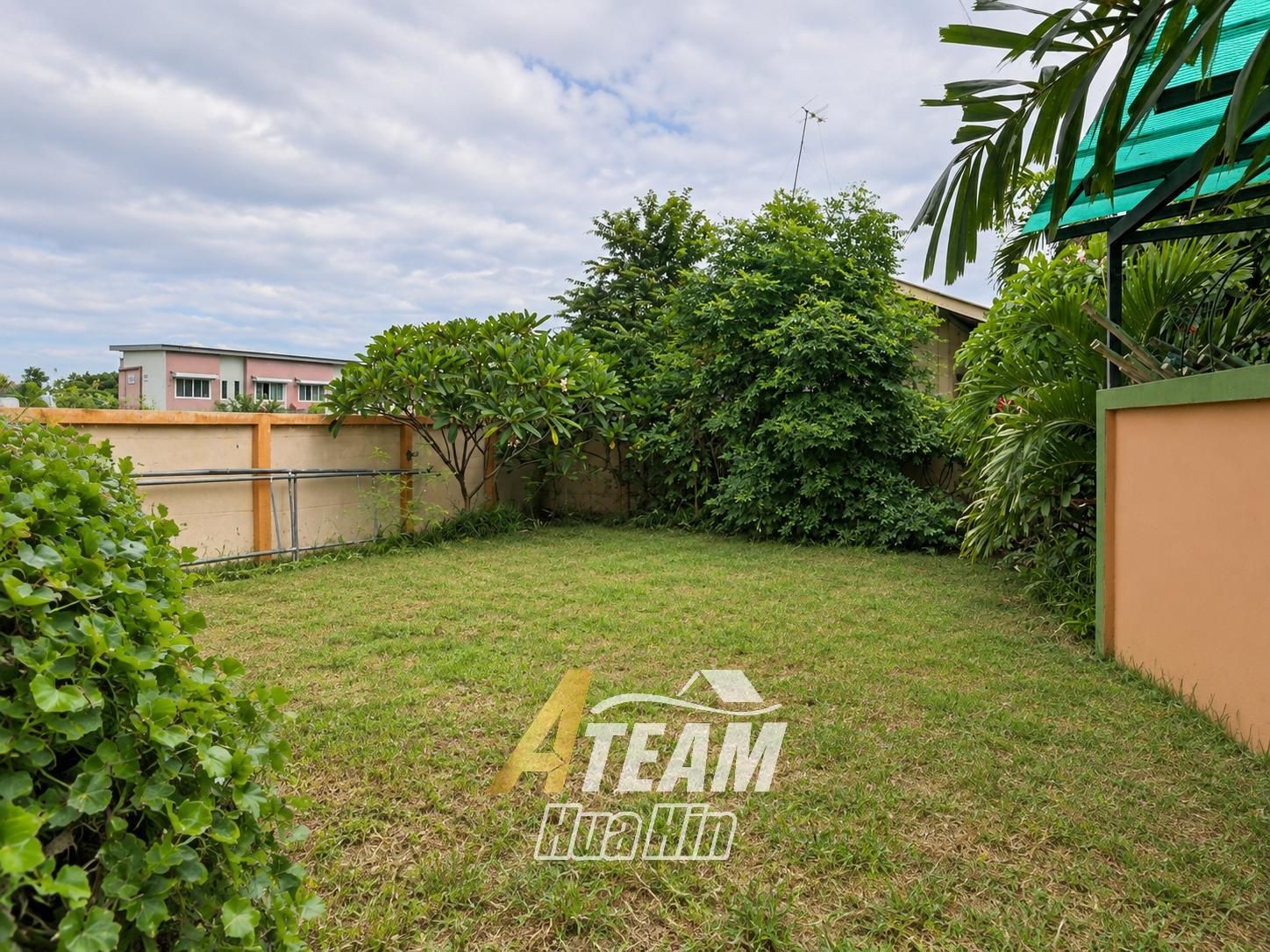 Maison spacieuse de 4 chambres avec maison d'amis et salle de sport à vendre