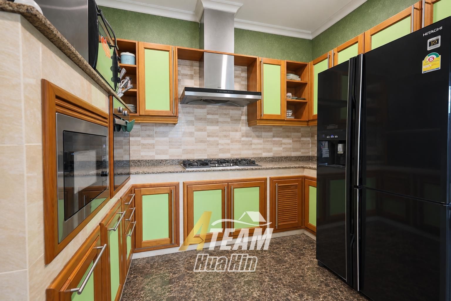 Maison spacieuse de 4 chambres avec maison d'amis et salle de sport à vendre