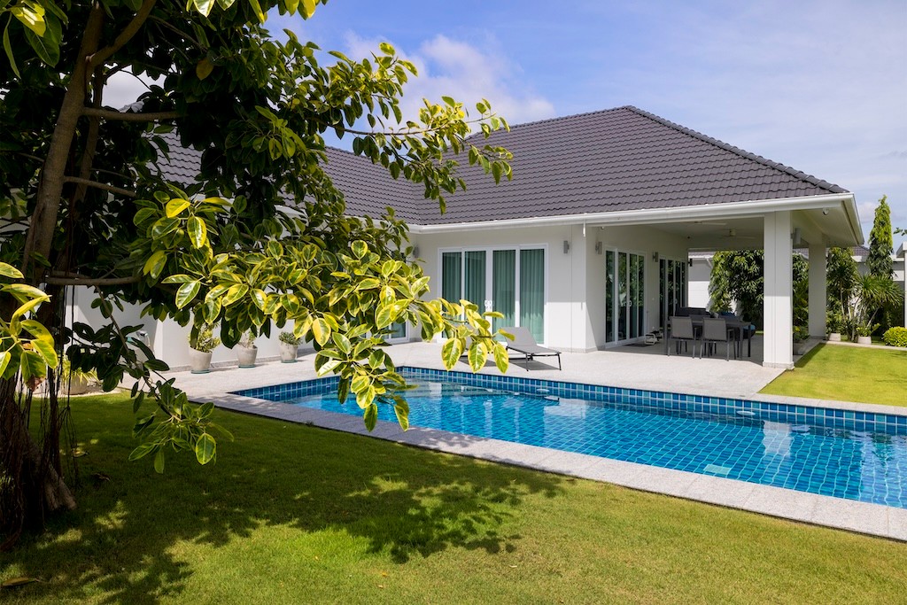 081 Outdoor pool E 0948