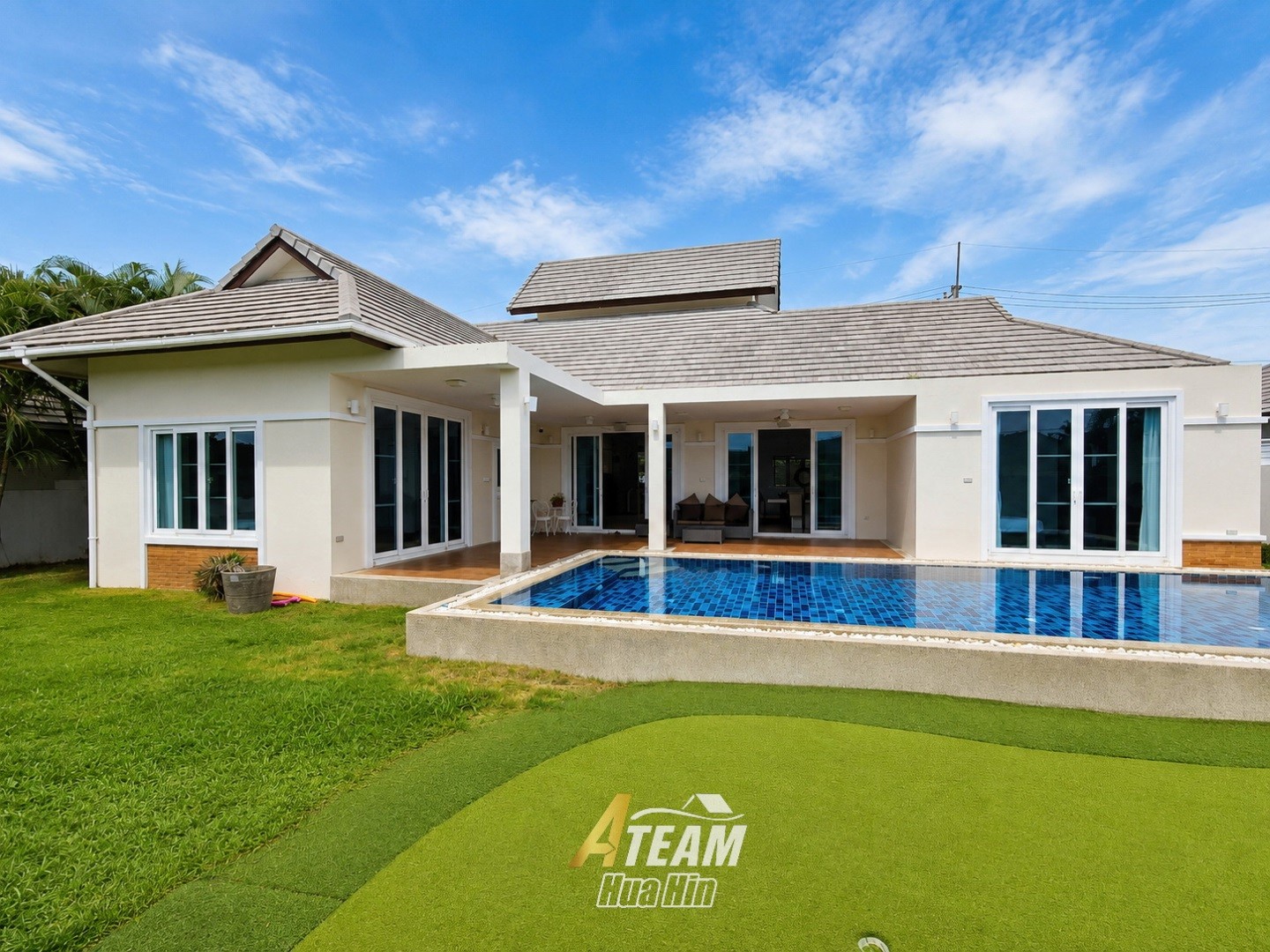 Villa avec piscine de 4 chambres et vue sur les montagnes – à vendre