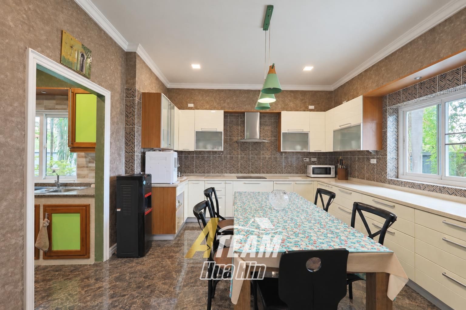 Maison spacieuse de 4 chambres avec maison d'amis et salle de sport à vendre