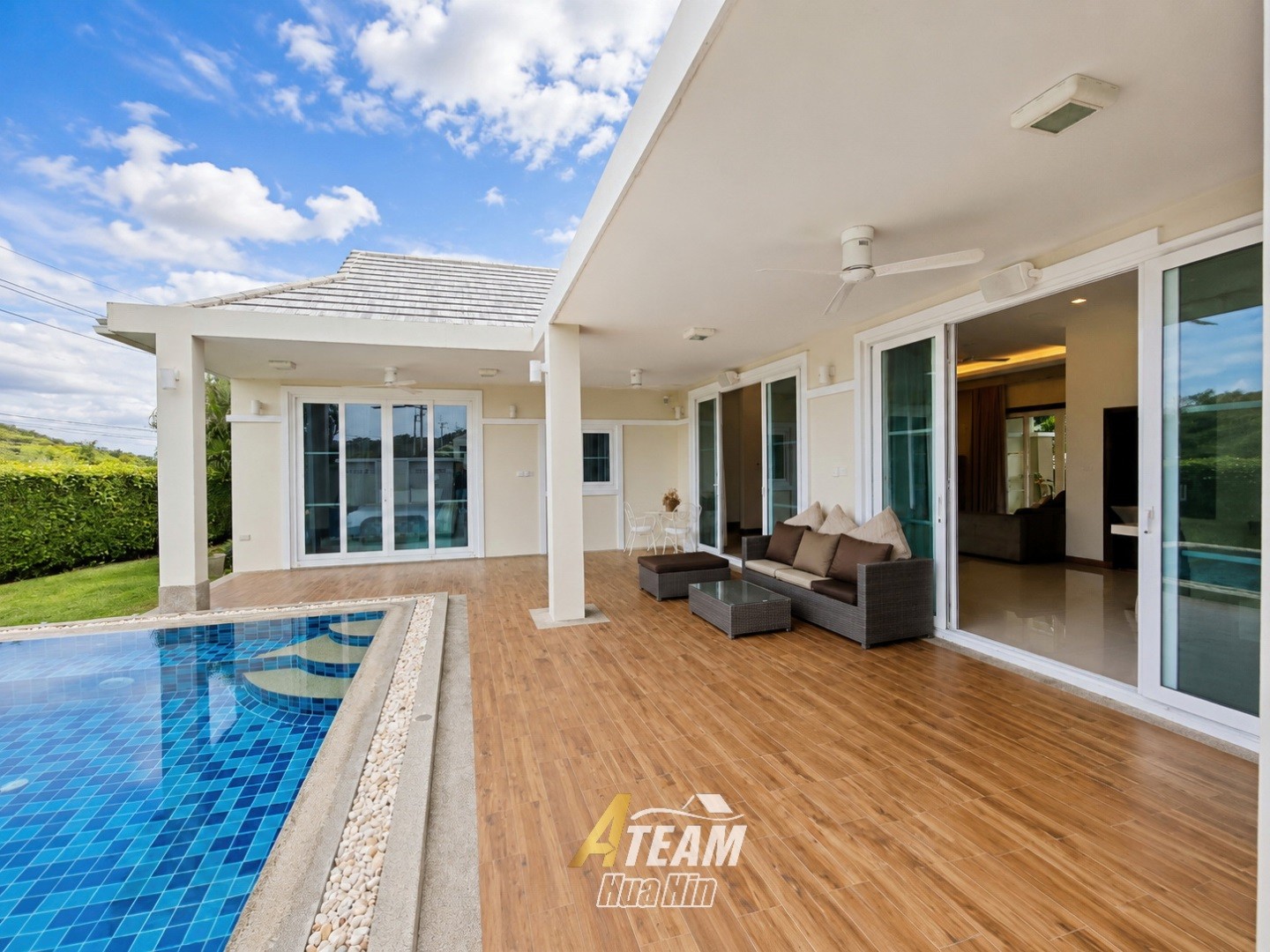 Villa avec piscine de 4 chambres et vue sur les montagnes – à vendre