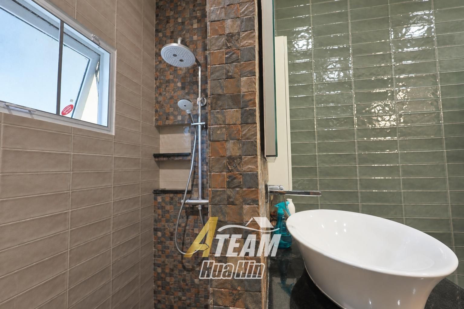 Maison spacieuse de 4 chambres avec maison d'amis et salle de sport à vendre