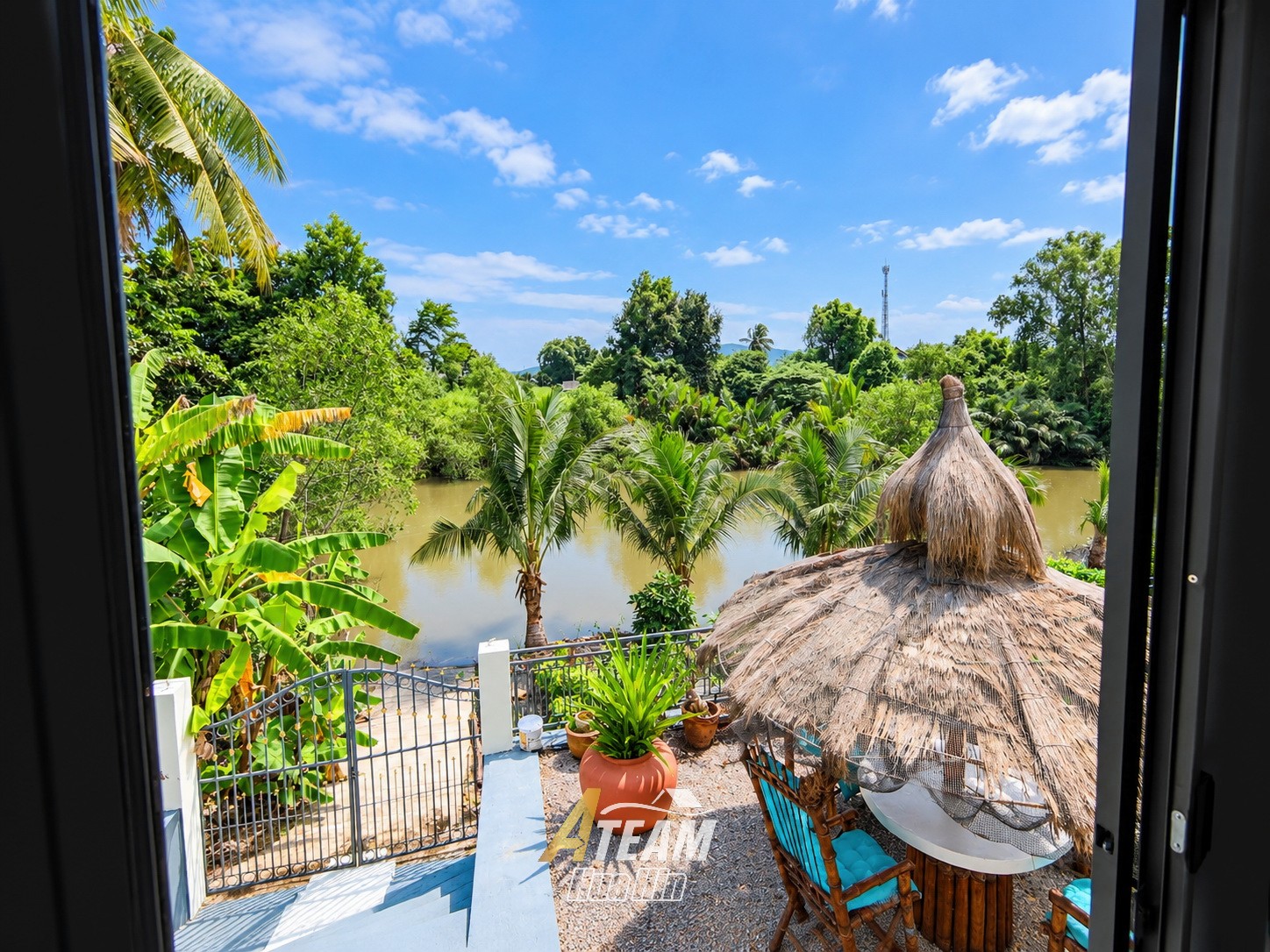 Villa privée avec piscine en bord de rivière et vaste terrain à Pranburi
