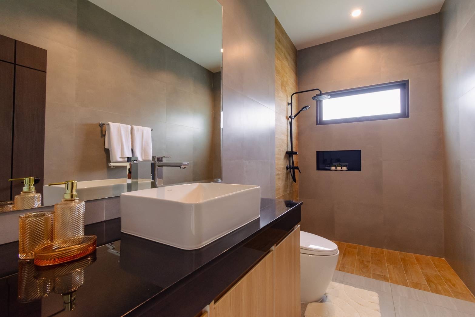 Villa privée avec piscine, 3 chambres et 3 salles de bains, au design élégant