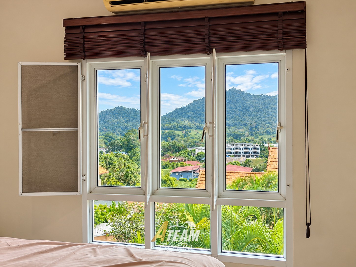 Villa spacieuse avec piscine et vue sur la montagne