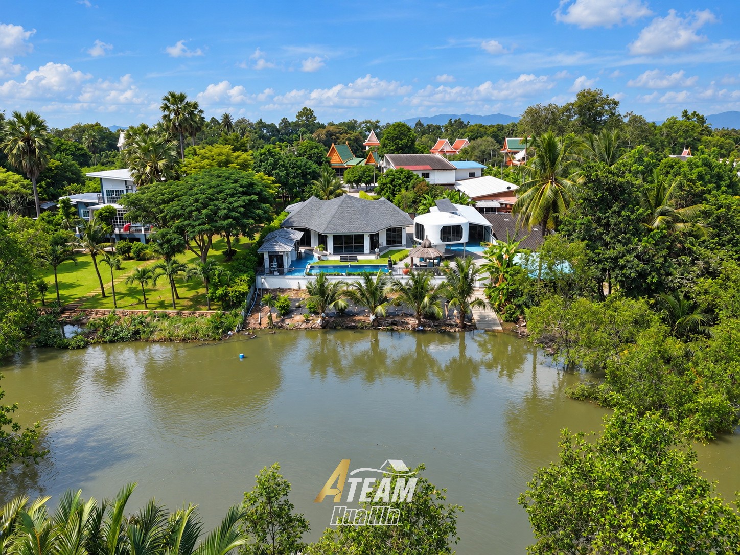 Villa privée avec piscine en bord de rivière et vaste terrain à Pranburi
