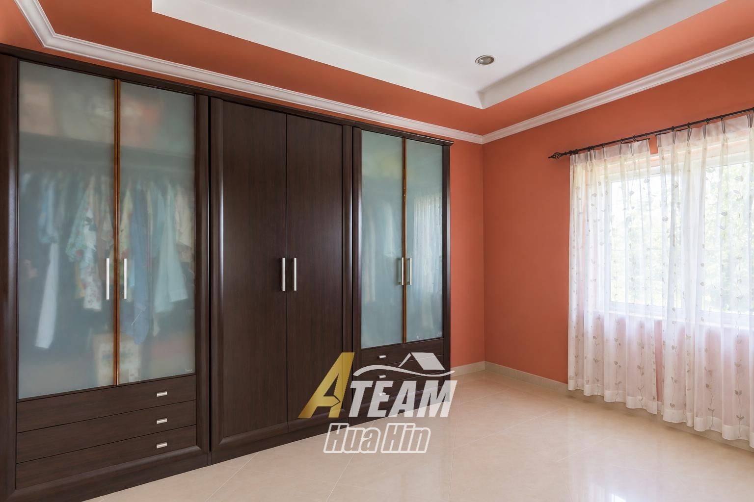 Maison spacieuse de 4 chambres avec maison d'amis et salle de sport à vendre