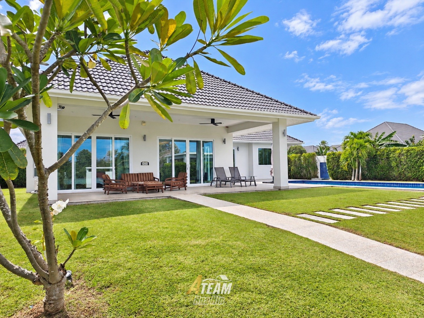 Villa de 3 chambres avec piscine, comme neuve