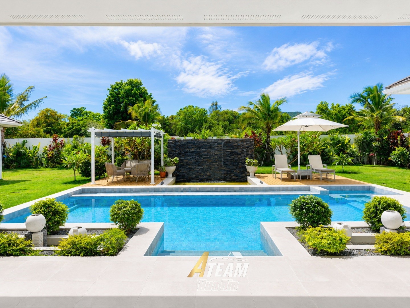 Villa de luxe avec grand terrain et vue sur les montagnes