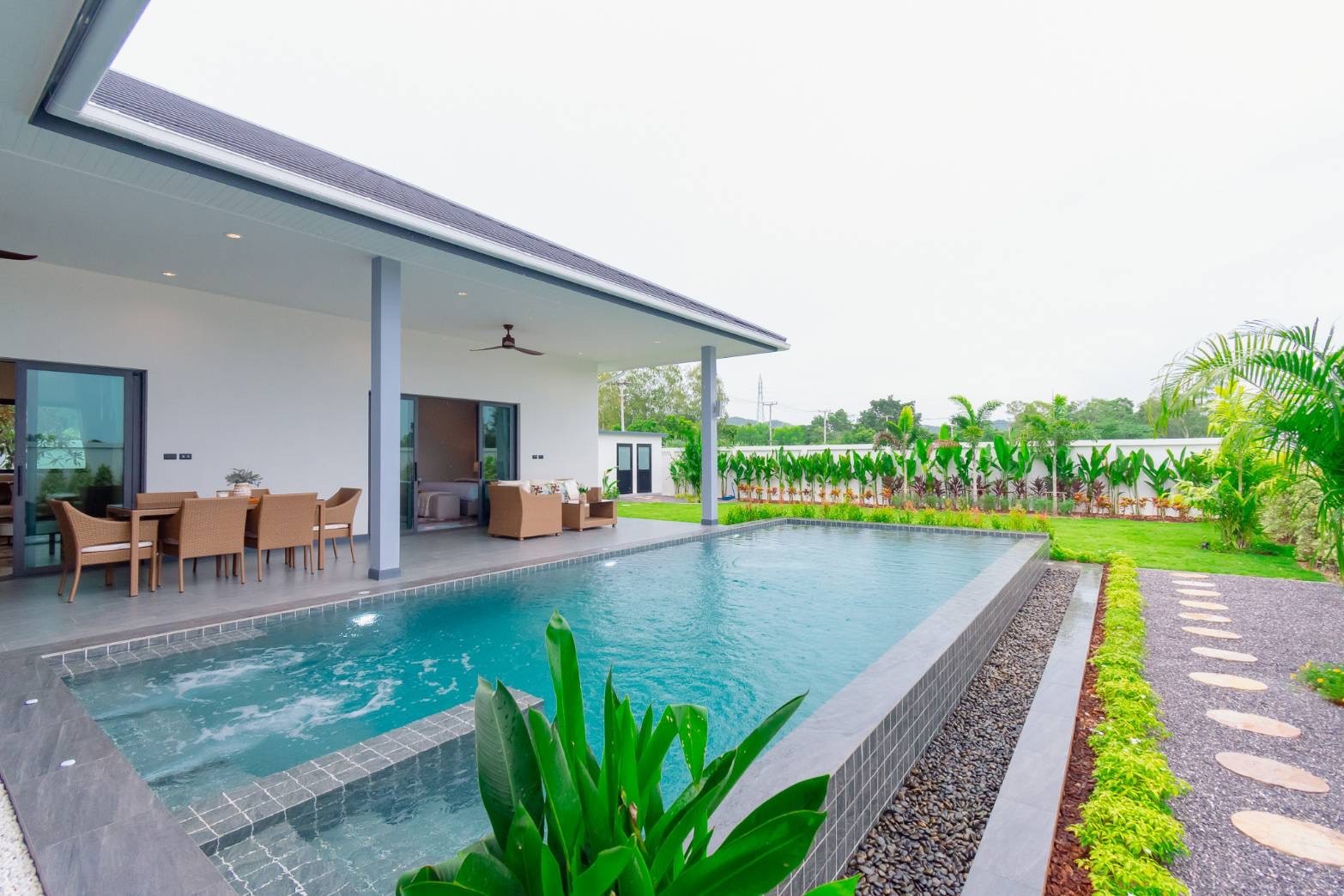 Villa privée avec piscine, 3 chambres et 3 salles de bains, au design élégant