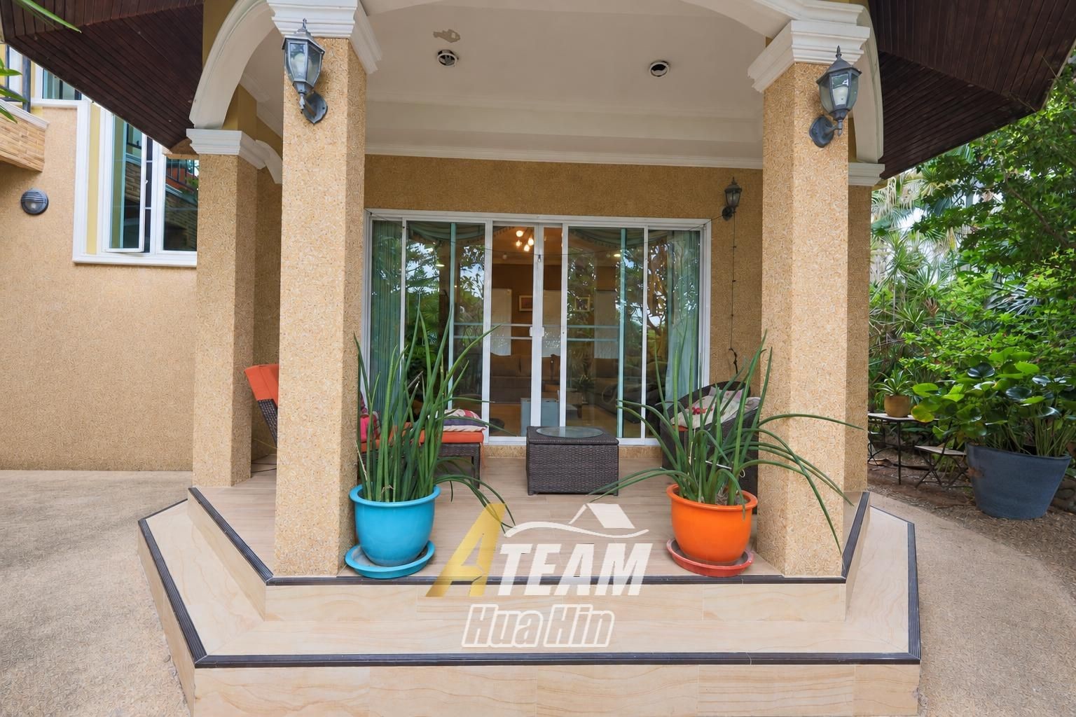 Maison spacieuse de 4 chambres avec maison d'amis et salle de sport à vendre