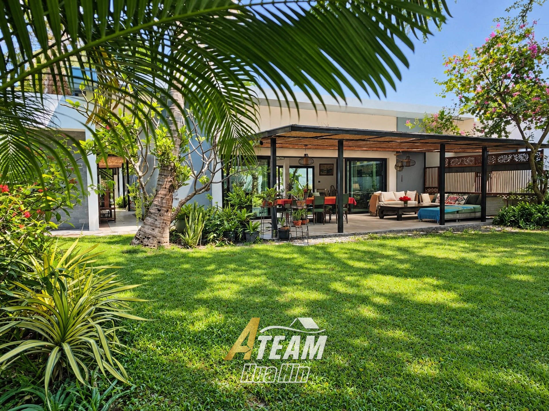 Villa exceptionnelle avec piscine au bord d'un lac, entourée par la nature