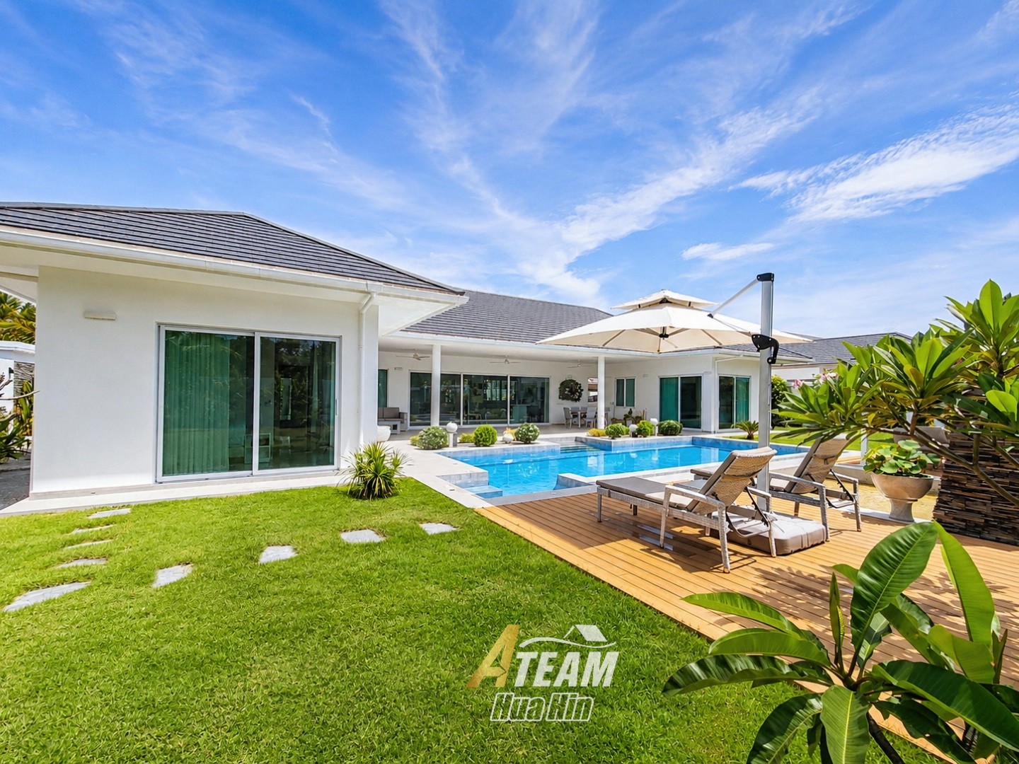 Villa de luxe avec grand terrain et vue sur les montagnes