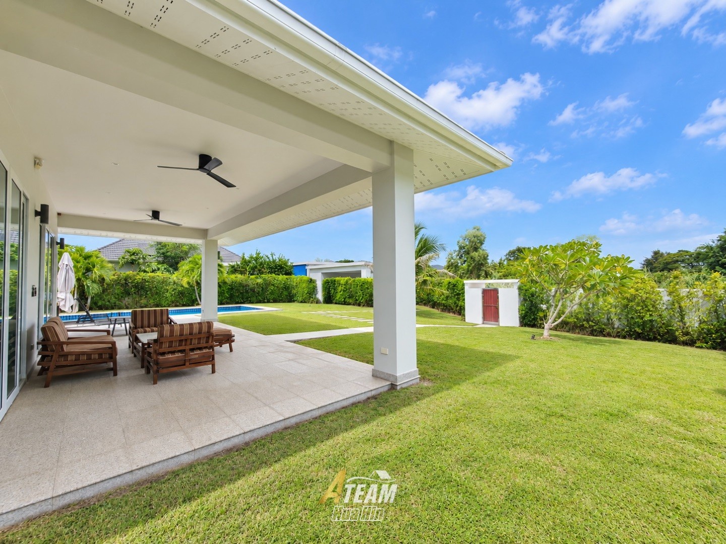 Villa de 3 chambres avec piscine, comme neuve