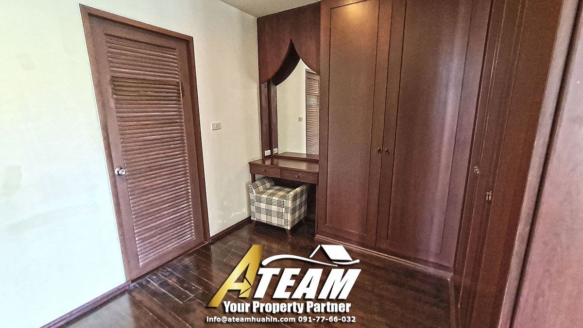 Lakeside-poolvilla-for-sale-hua-hin-Takiap-lake-walking-closet