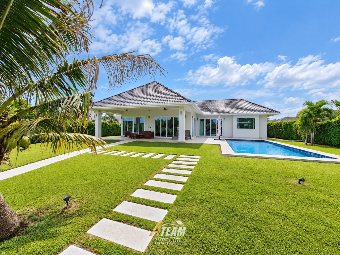 Villa de 3 chambres avec piscine, comme neuve