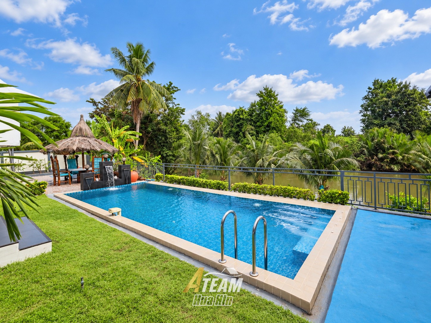 Villa privée avec piscine en bord de rivière et vaste terrain à Pranburi