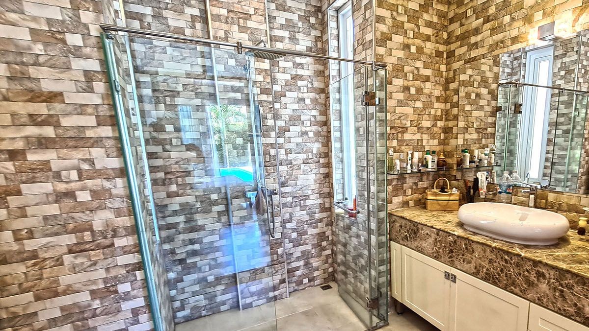 Pool-villa-For-Sale-Hua-Hin-Red-moutain-water-side-master-bathroom