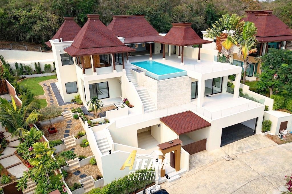 Des acheteurs examinent un bien immobilier sur un écran lors d'un rendez-vous avec A-Team Hua Hin