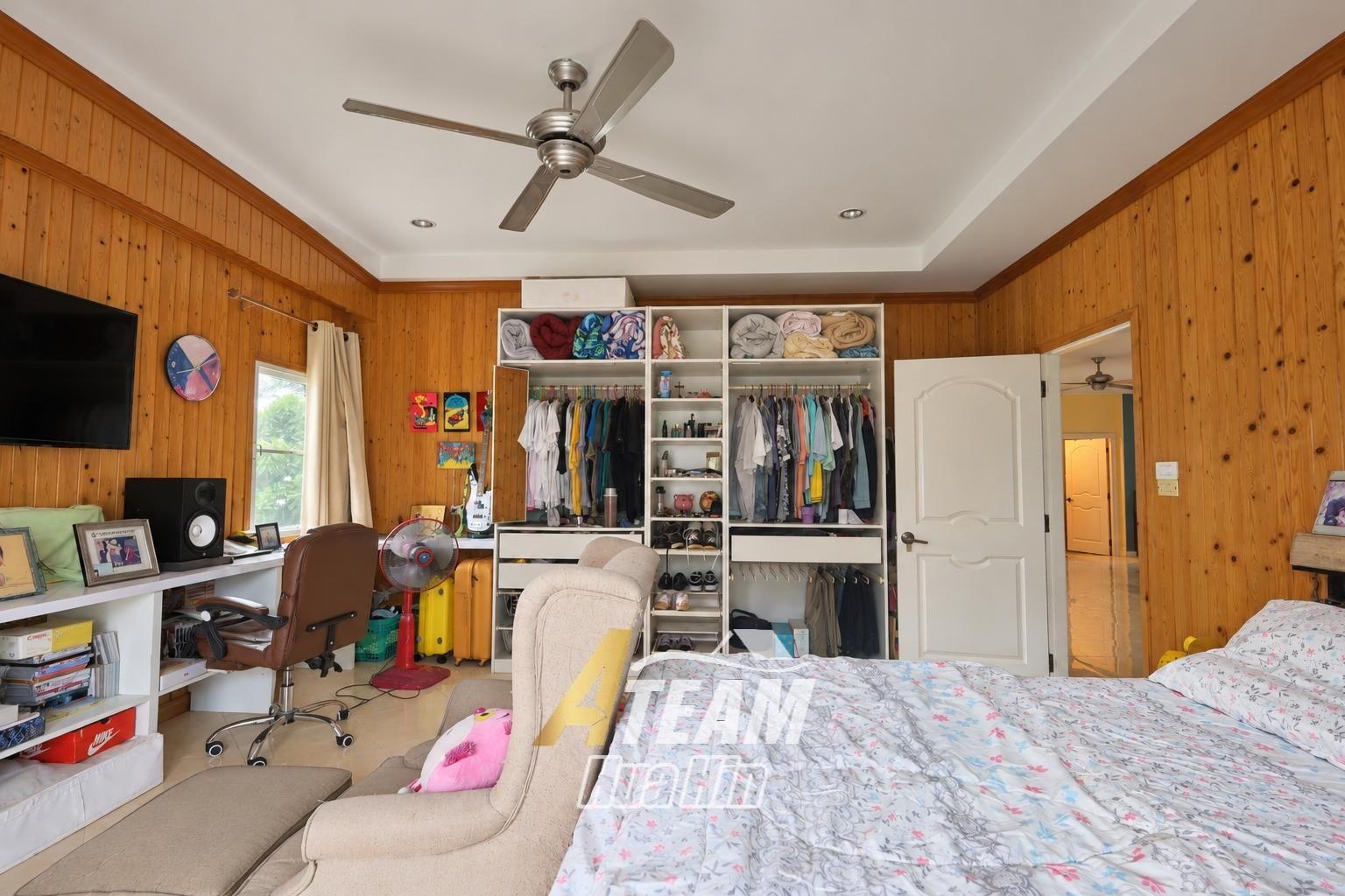 Maison spacieuse de 4 chambres avec maison d'amis et salle de sport à vendre